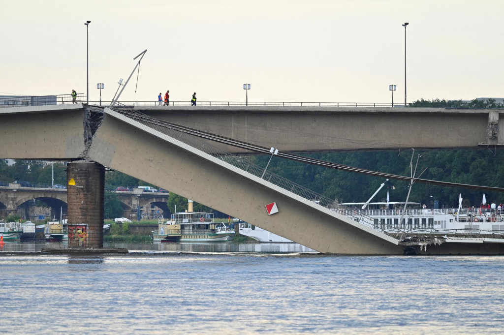 V Drážďanoch sa zrútila časť mosta Carolabrücke. FOTO: Reuters