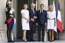 Francúzsky prezident Emmanuel Macron (druhý sprava) a jeho manželka Brigitte Macronová (vpravo). FOTO: TASR/AP