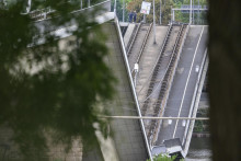 Pohľad na čiastočne zrútený most Carolabrücke do rieky Labe v Drážďanoch. FOTO: TASR/AP