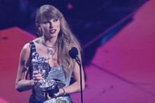 Taylor Swift preberá cenu za video roka za skladbu Fortnight počas udeľovania cien MTV. FOTO: Reuters