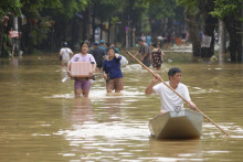 Zaplavená ulica po tajfúne Jagi v Hanoji vo Vietname. FOTO: TASR/AP