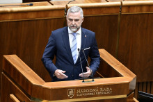 Podpredseda Národnej rady Tibor Gašpar reční počas mimoriadneho zasadnutia Národnej rady o odvolaní podpredsedu Národnej rady Michala Šimečku. FOTO: TASR/Pavel Neubauer