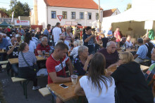 Návštevníci Račianskeho vinobrania. FOTO: TASR/Miroslav Košírer