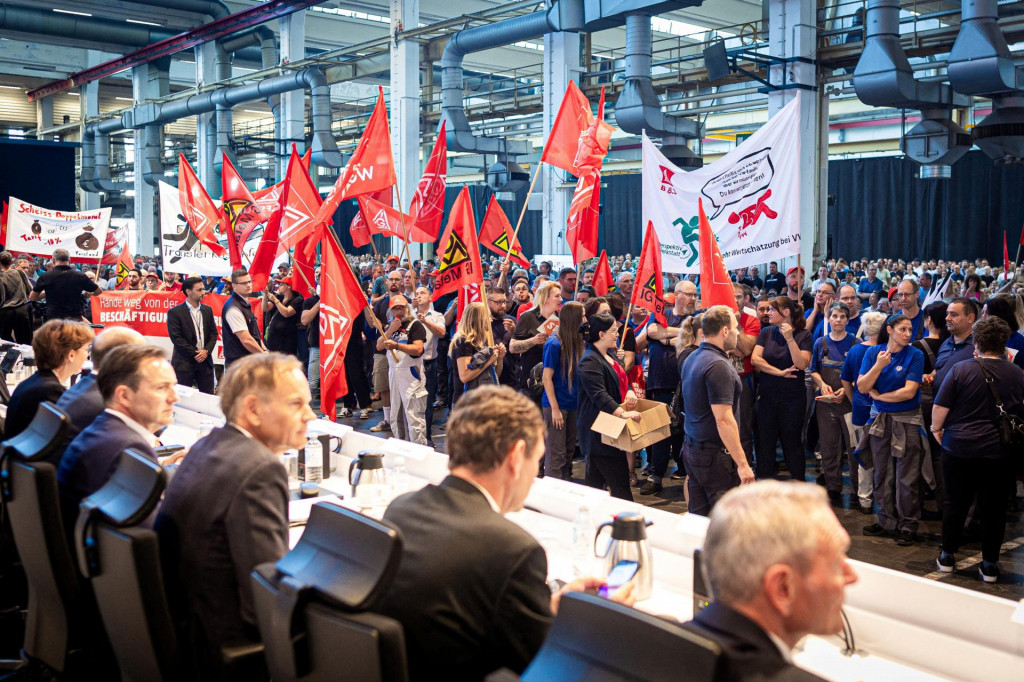 Okrem štandardného vyjednávania o mzdách sa rokovania budú týkať aj dohody o garancii pracovných miest, ktorú Volkswagen tento týždeň vypovedal. FOTO: Reuters