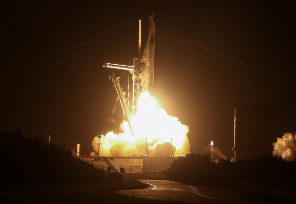 Raketa SpaceX Falcon 9 štartuje so súkromnou ľudskou vesmírnou misiou Polaris Dawn. FOTO: Reuters