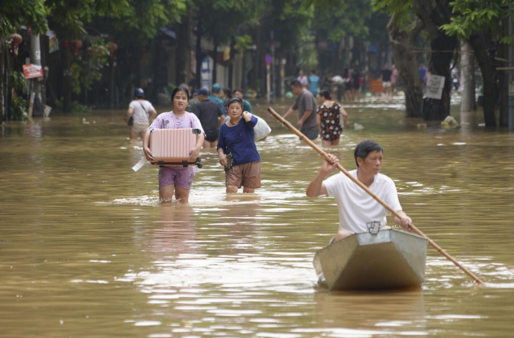 Zaplavená ulica po tajfúne Jagi v Hanoji vo Vietname. FOTO: TASR/AP