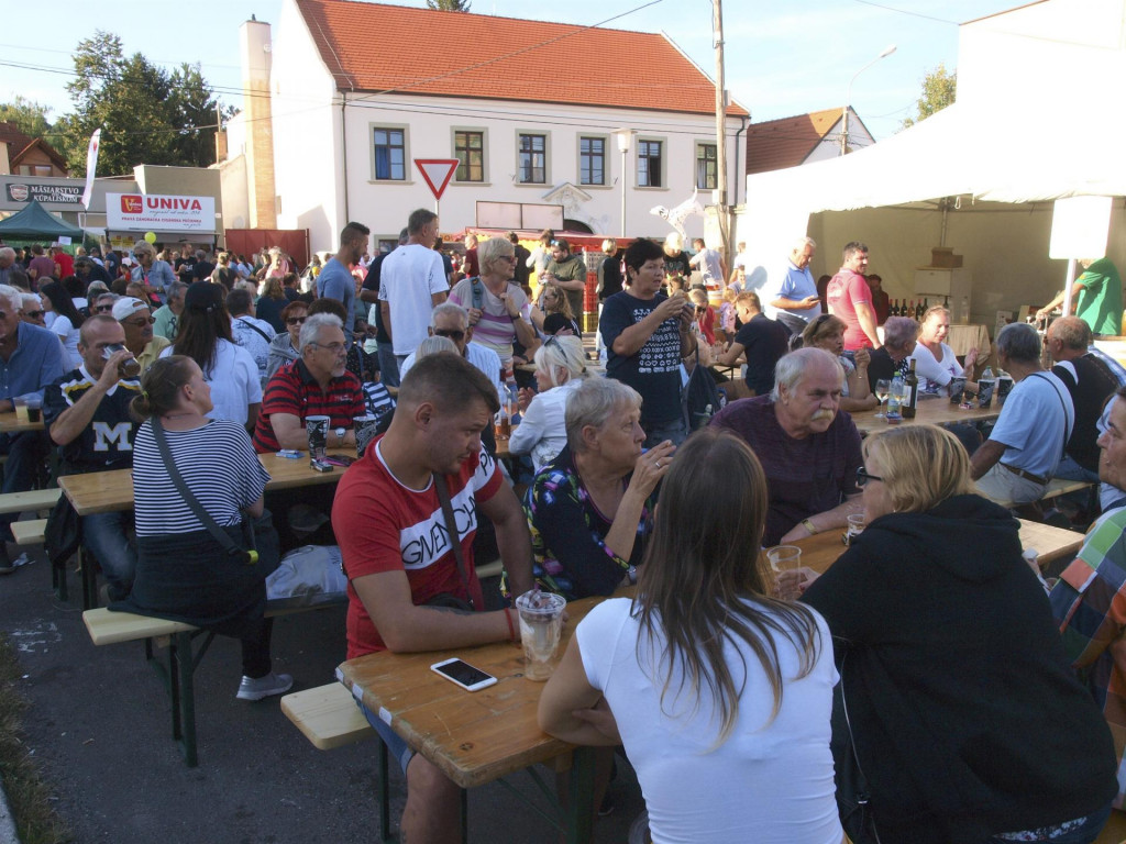 Návštevníci Račianskeho vinobrania. FOTO: TASR/Miroslav Košírer