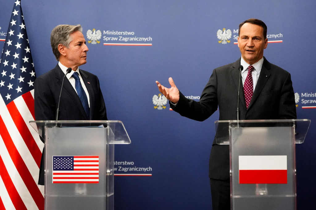 Minister zahraničných vecí USA Antony Blinken a poľský minister zahraničných vecí Radoslaw Sikorski. FOTO: Reuters