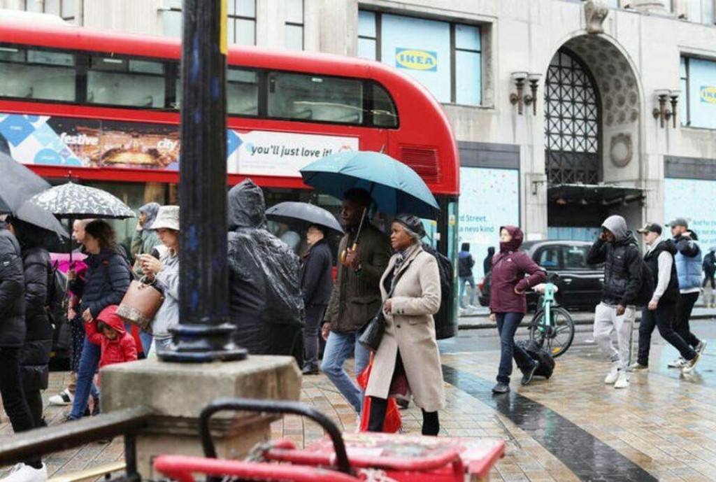 Ľudia chodia po Oxford Street v Londýne. FOTO: Reuters