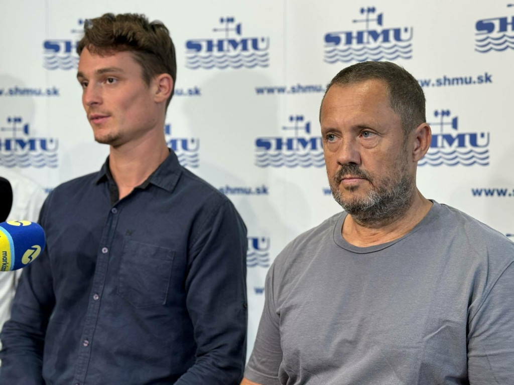 Meteorol&oacute;g Cyril Siman a hydrol&oacute;g Peter Smrtn&iacute;k. FOTO: HN/Akos Cs&eacute;pl&ouml;