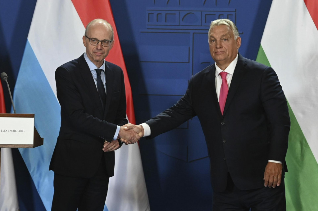 Luxemburský premiér Luc Frieden (vľavo) a maďarský premiér Viktor Orbán. FOTO: TASR/AP