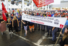 Zamestnanci protestujú pred začiatkom pracovnej porady v hale závodu Volkswagen v nemeckom Wolfsburgu. FOTO: TASR/AP