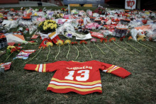 Kvety a spomienkové predmety pre bývalého hráča Calgary Flames Johnnyho Gaudreaua a jeho brata Matthewa sú položené na tráve pred halou Saddledome v Calgary. FOTO: TASR/AP