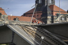 Čiastočne zrútený most Carolabrücke do rieky Labe v Drážďanoch. FOTO: TASR/AP