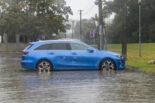 Auto zaparkované v hlbokej mláke v Bratislave. FOTO: TASR/Jaroslav Novák