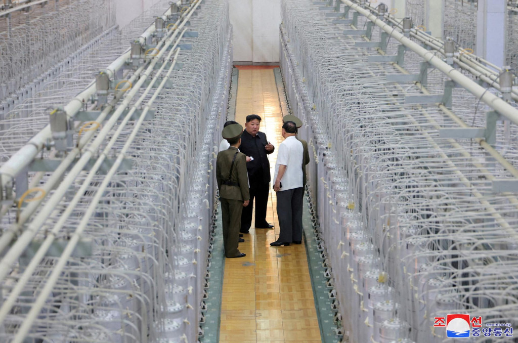 Severokórejský vodca Kim Čong-un si prezrel Ústav jadrových zbraní a základňu na výrobu jadrových materiálov na výrobu zbraní. FOTO: Reuters/KCNA