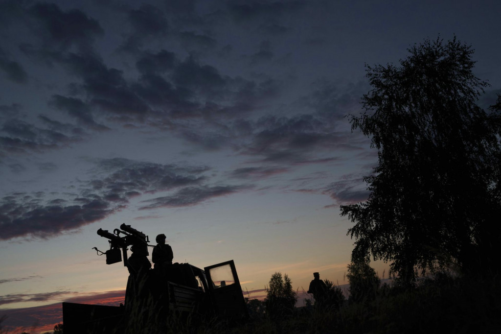 Dobrovoľník jednotky protivzdušnej obrany pripravuje guľomet. FOTO: TASR/AP