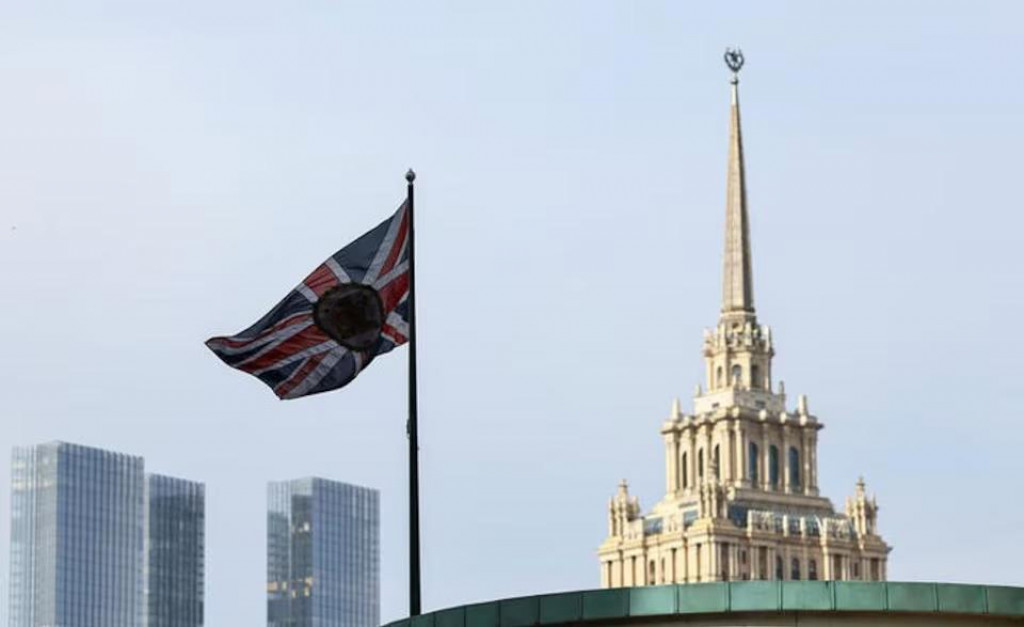 Nad britským veľvyslanectvom v Moskve vlaje vlajka. FOTO: Reuters