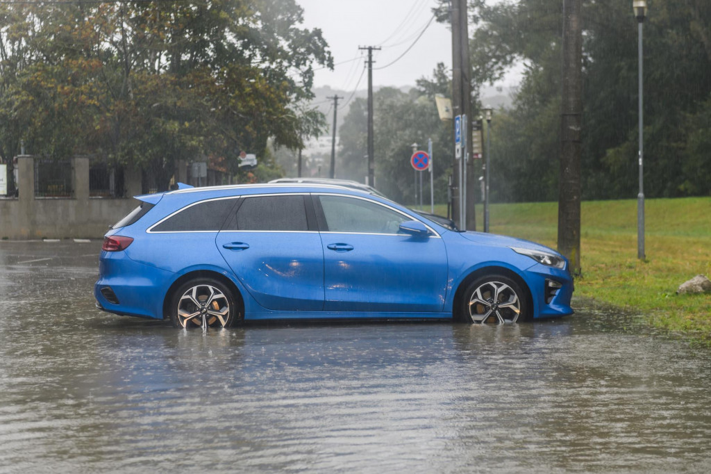 Auto zaparkované v hlbokej mláke v Bratislave. FOTO: TASR/Jaroslav Novák