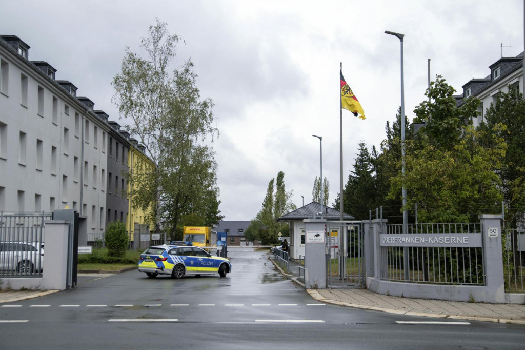 Policajné auto jazdí v areáli kasární v Horných Frankoch v nemeckom Hofe, kde zatkli Sýrčana za plánovanie útoku na vojakov Bundeswehru. FOTO: TASR/AP