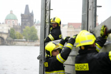 Hasiči stavajú časti protipovodňových bariér v Prahe počas daždivého počasia. FOTO TASR/AP