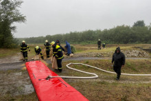 V obci Vysoká pri Morave hasiči vykonávajú sanáciu priesakov a spevňovanie ochrannej protipovodňovej hrádze. FOTO: Facebok/Hasičský a záchranný zbor