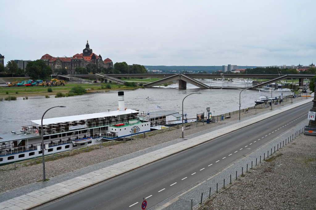 Pohľad na spadnutý most Carolabrücke v Drážďanoch. FOTO: Reuters