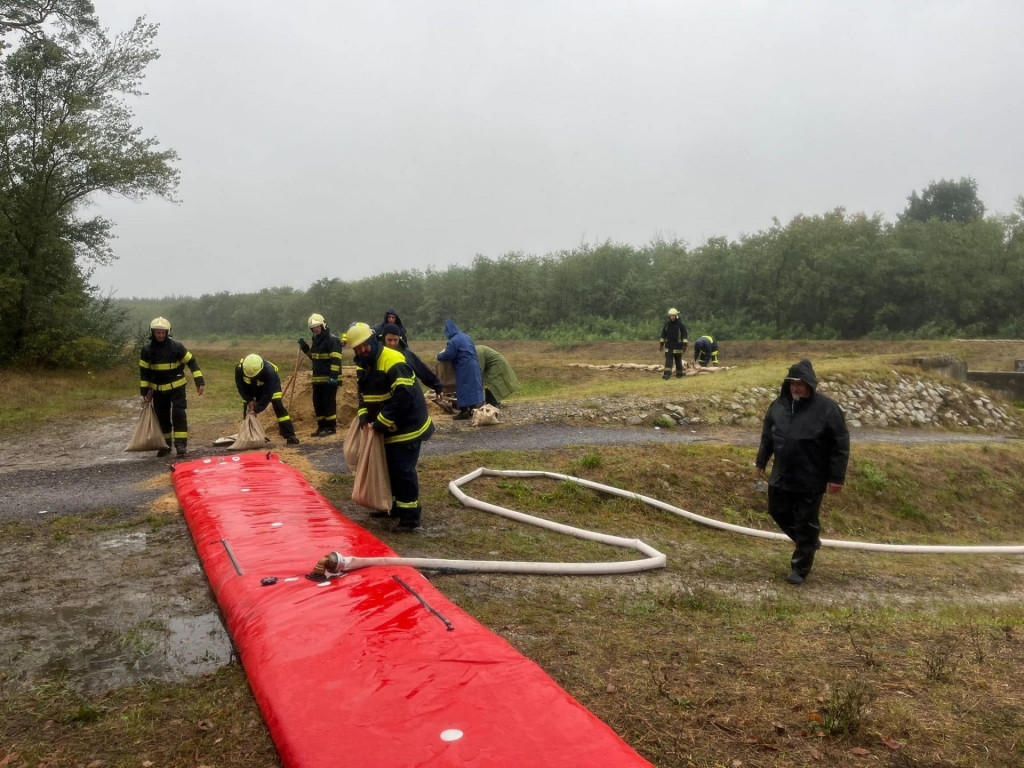 V obci Vysoká pri Morave hasiči vykonávajú sanáciu priesakov a spevňovanie ochrannej protipovodňovej hrádze. FOTO: Facebok/Hasičský a záchranný zbor