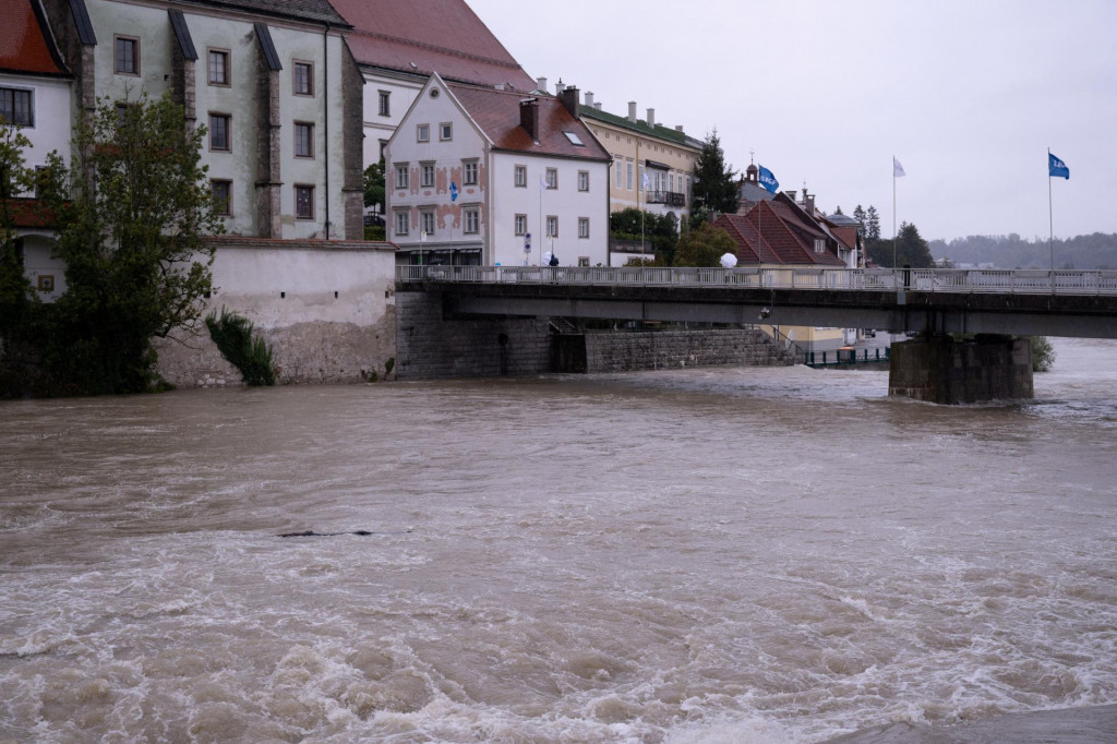 Pohľad ukazuje stúpajúcu hladinu vody v rieke Steyr po tom, čo rakúski prognostici rozšírili varovanie pred extrémnymi dažďami do oblastí krajiny vrátane hlavného mesta v rakúskom Steyri. FOTO: Reuters