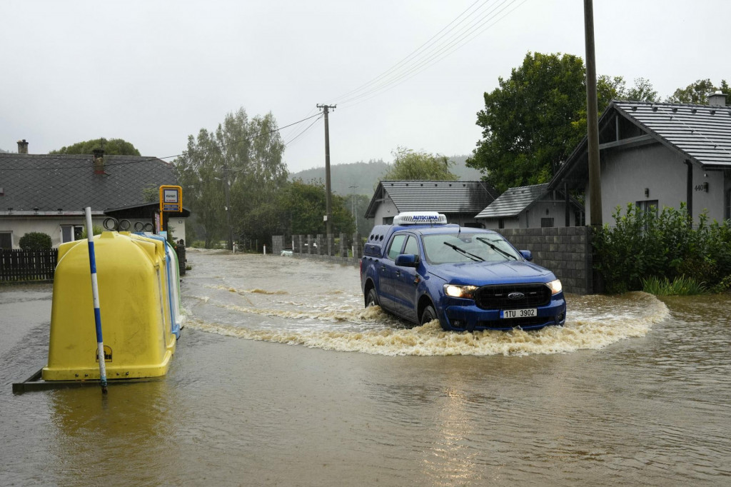 Auto ide po zaplavenej ulici v českých Branticiach. FOTO: TASR/AP