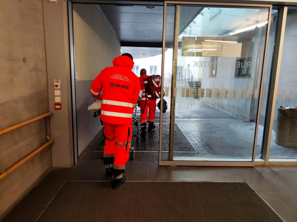 Záchranári Nemocnice Milosrdných bratov v Brne evakuujú pacientov. FOTO: X/Michal Hrabal