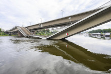 Pohľad na čiastočne zrútený most Carolabrücke do rieky Labe v Drážďanoch. FOTO: TASR/AP