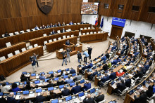 Na schôdzi má parlament riešiť i viacero poslaneckých návrhov z dielne koalície aj opozície. FOTO: TASR/Pavel Neubauer