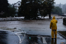 Rozbúrená rieka Bělá odrezala v noci severný cíp Olomouckého kraja. FOTO: REUTERS