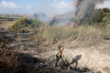 V oblasti bol počuť aj hlasný výbuch, ktorý podľa armády pochádzal zo záchytných rakiet. Podľa zdroja agentúry Reuters bolo na otvorenom poli v strednej časti Izraeli vidieť dym. FOTO: REUTERS