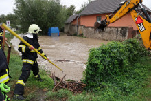 Na Záhradnej ulici v Skalici sa vylial z koryta Zlatnícky potok. FOTO: TASR/Ondrej Hercegh