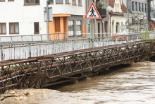 Uzatvorený most počas tretieho stupňa povodňovej aktivity na rieke Kysuca v Čadci. FOTO: TASR/Daniel Stehlík