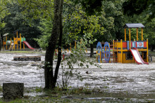 Vybrežený potok Vydrica, ktorý zalial Partizánsku lúku na Železnej studničke v Bratislave. FOTO: TASR/Dano Veselský