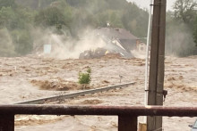 Prvé domy sa na Jesenícku stali obeťami povodní. FOTO: X/Jarda Prochazka