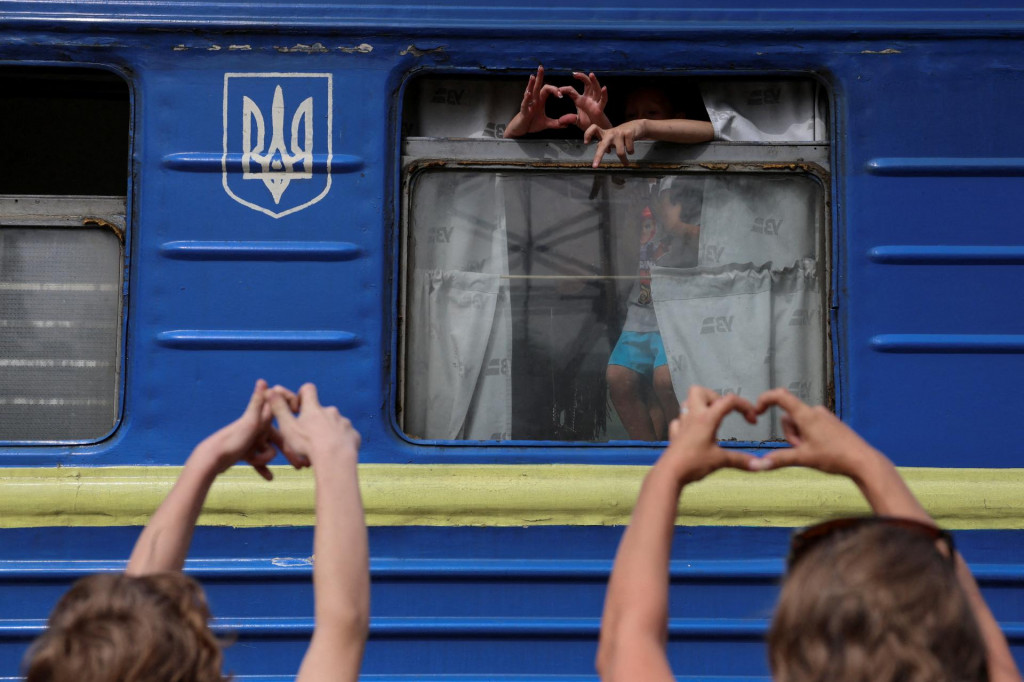 Obyvatelia Pokrovska odchádzajú z mesta. FOTO: REUTERS