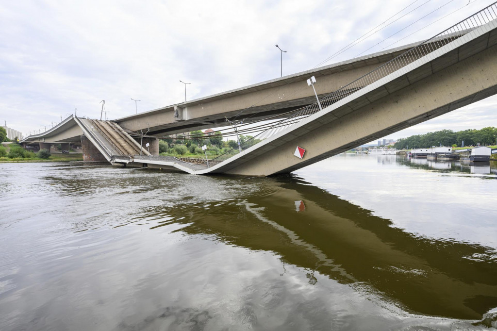 Pohľad na čiastočne zrútený most Carolabrücke do rieky Labe v Drážďanoch. FOTO: TASR/AP