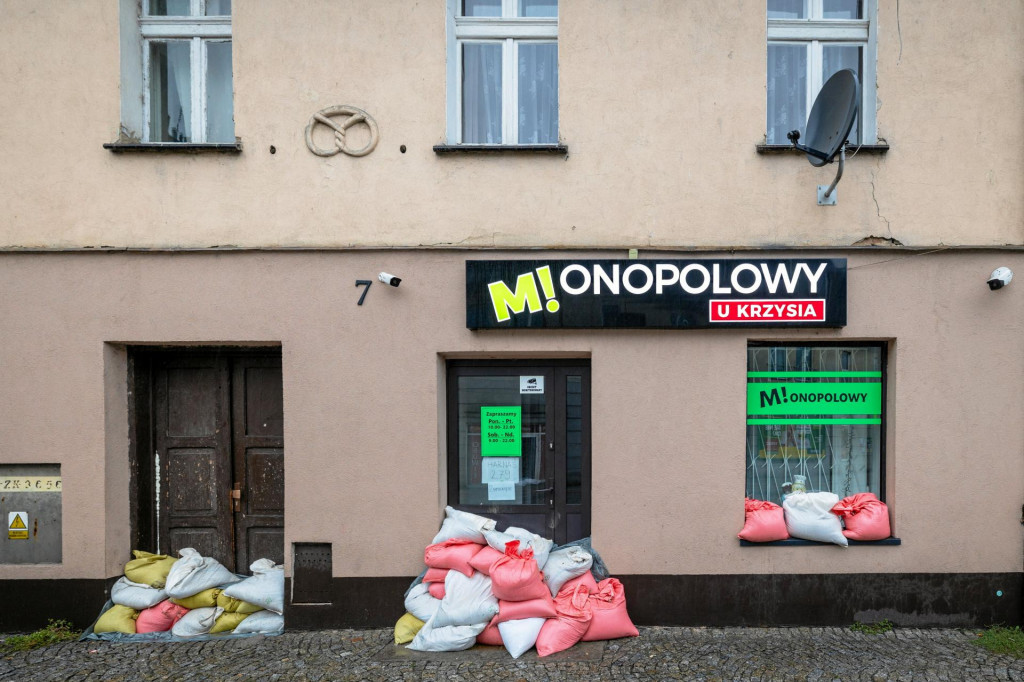 Naskladané vrecia s pieskom pred budovou v poľských Glucholazoch. FOTO: REUTERS