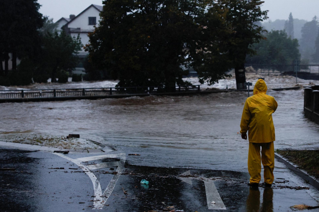 Rozbúrená rieka Bělá odrezala v noci severný cíp Olomouckého kraja. FOTO: REUTERS