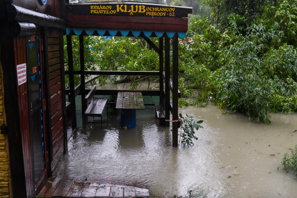 Zv&yacute;&scaron;en&aacute; hladina Dunaja v Karloveskej z&aacute;toke v Bratislave. FOTO: TASR/Jaroslav Nov&aacute;k
