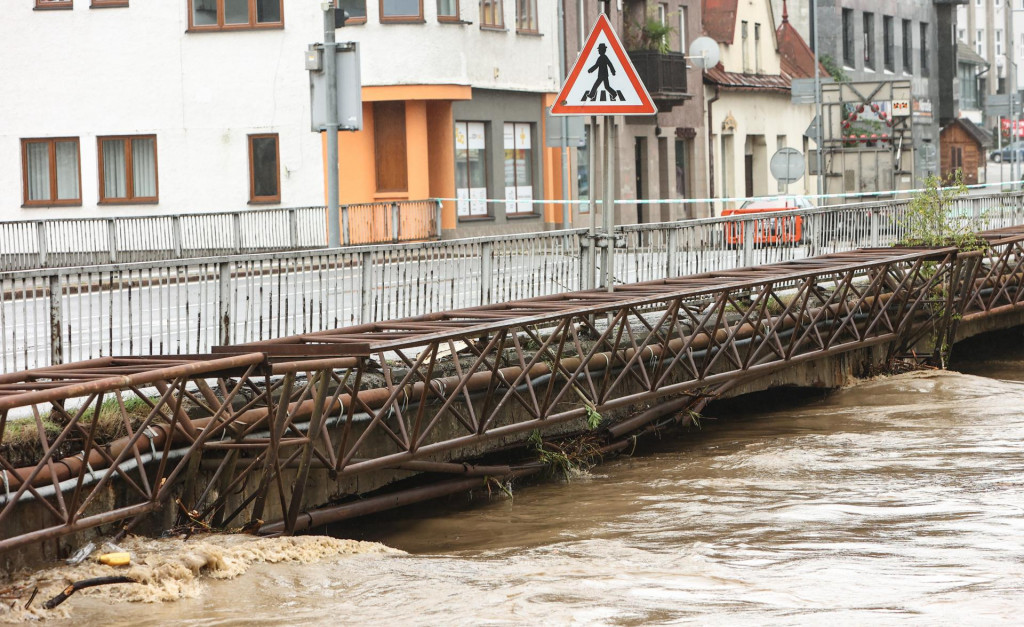 Uzatvorený most počas tretieho stupňa povodňovej aktivity na rieke Kysuca v Čadci. FOTO: TASR/Daniel Stehlík