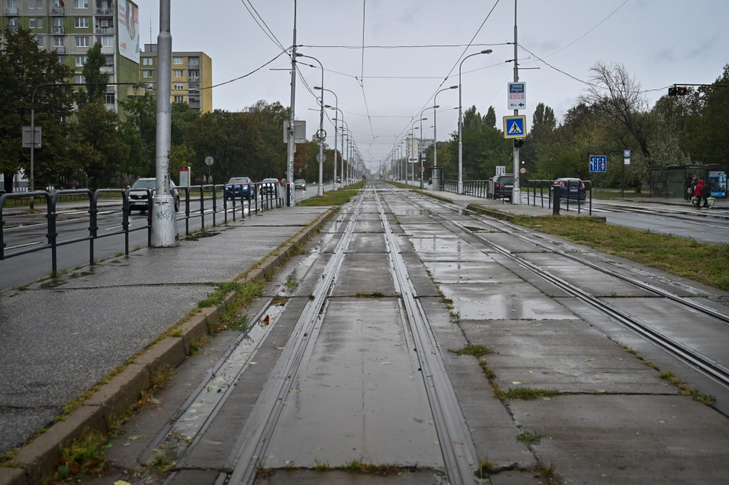 Prázdna električková trať na Ružinovskej ulici v Bratislave v nedeľu. FOTO: TASR/Pavol Zachar