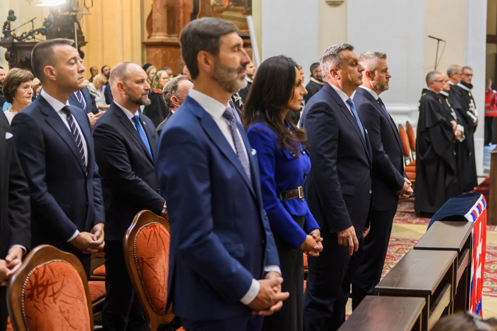 Minister školstva, vedy, výskumu, vývoja a mládeže Tomáš Drucker, predseda Trnavského samosprávneho kraja Jozef Viskupič, minister zahraničných vecí a európskych záležitostí Juraj Blanár, ministerka zdravotníctva Zuzana Dolinková, podpredseda Národnej rady Andrej Danko a prezident Peter Pellegrini. FOTO: TASR/Jaroslav Novák