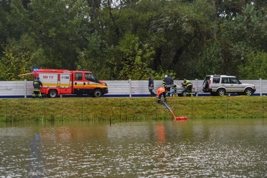 Odčerpávanie vody hasičmi v Devíne. FOTO: TASR/Jaroslav Novák