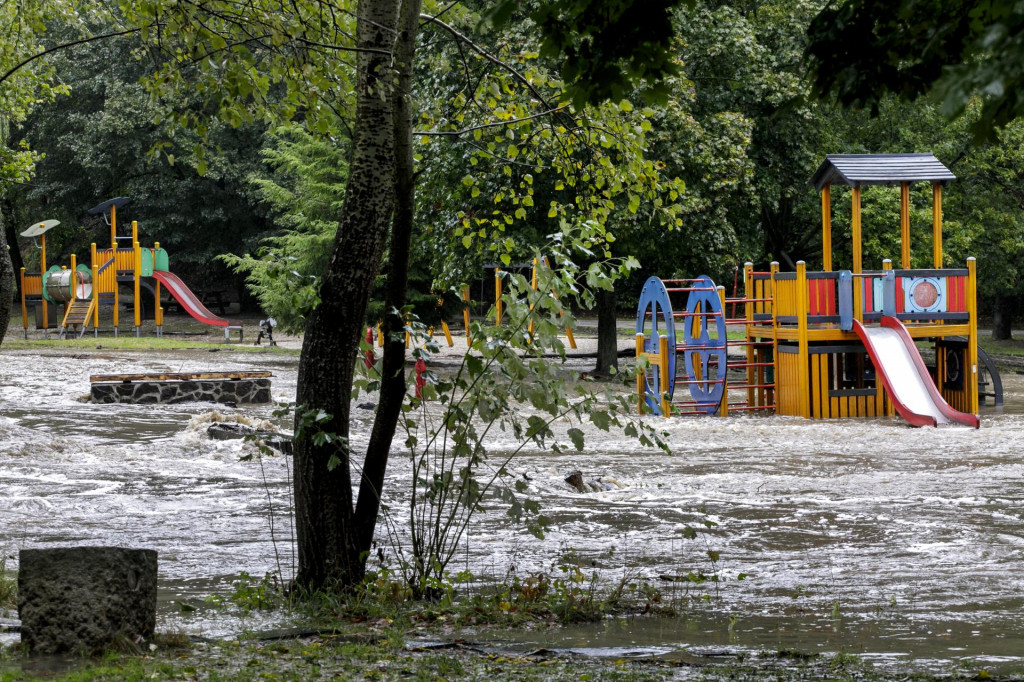 Vybrežený potok Vydrica, ktorý zalial Partizánsku lúku na Železnej studničke v Bratislave. FOTO: TASR/Dano Veselský