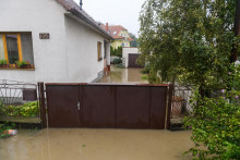 Zatopené domy v Devínskej Novej Vsi. FOTO: TASR/Jaroslav Novák